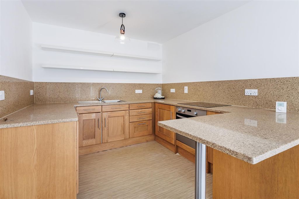 Property photo 3 of 15 3 Theydon Gate (9).Jpg