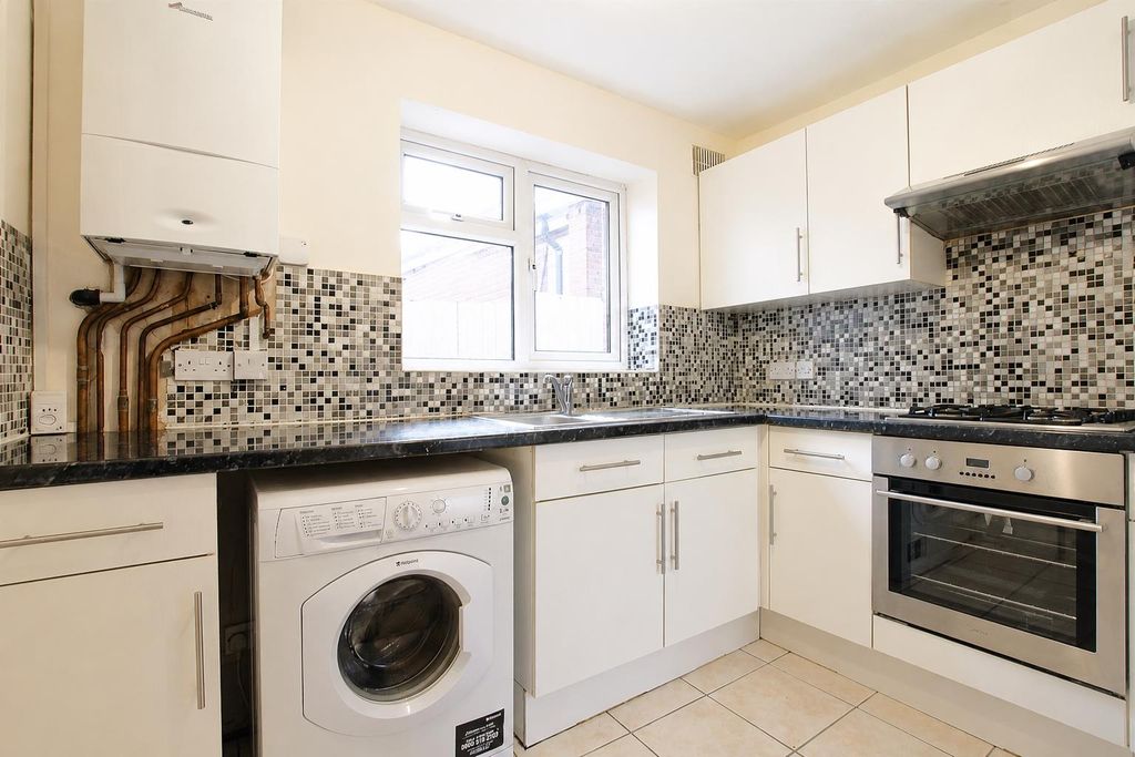 Property photo 3 of 10 Kitchen