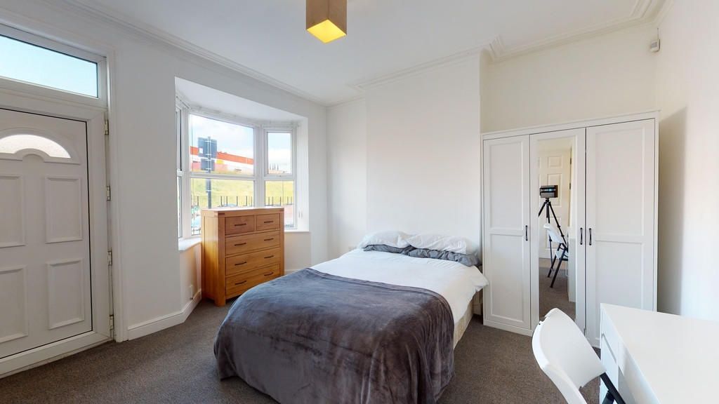 Property photo 3 of 14 Bright And Tidy Double Bedroom Featuring A Comfort...