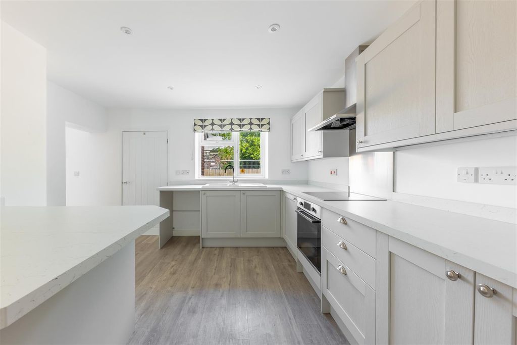 Property photo 3 of 17 Kitchen