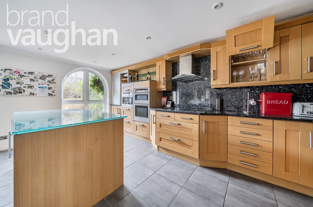 Property photo 1 of 11 Kitchen