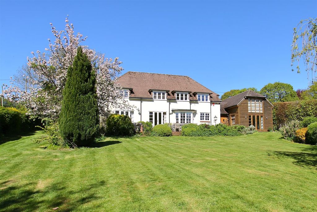 Property photo 1 of 18 Lindens