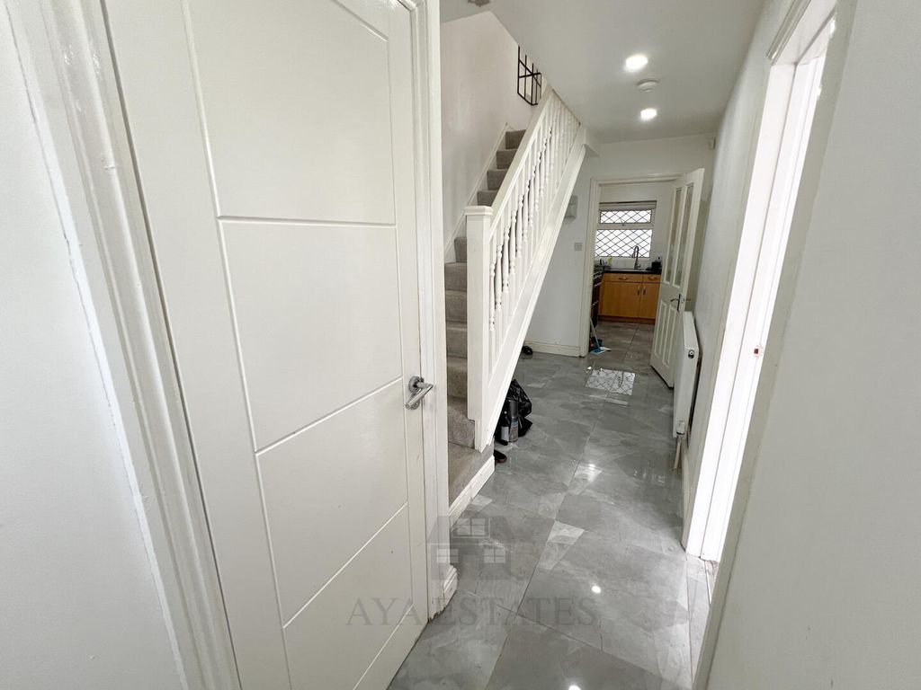 Property photo 2 of 19 Hallway
