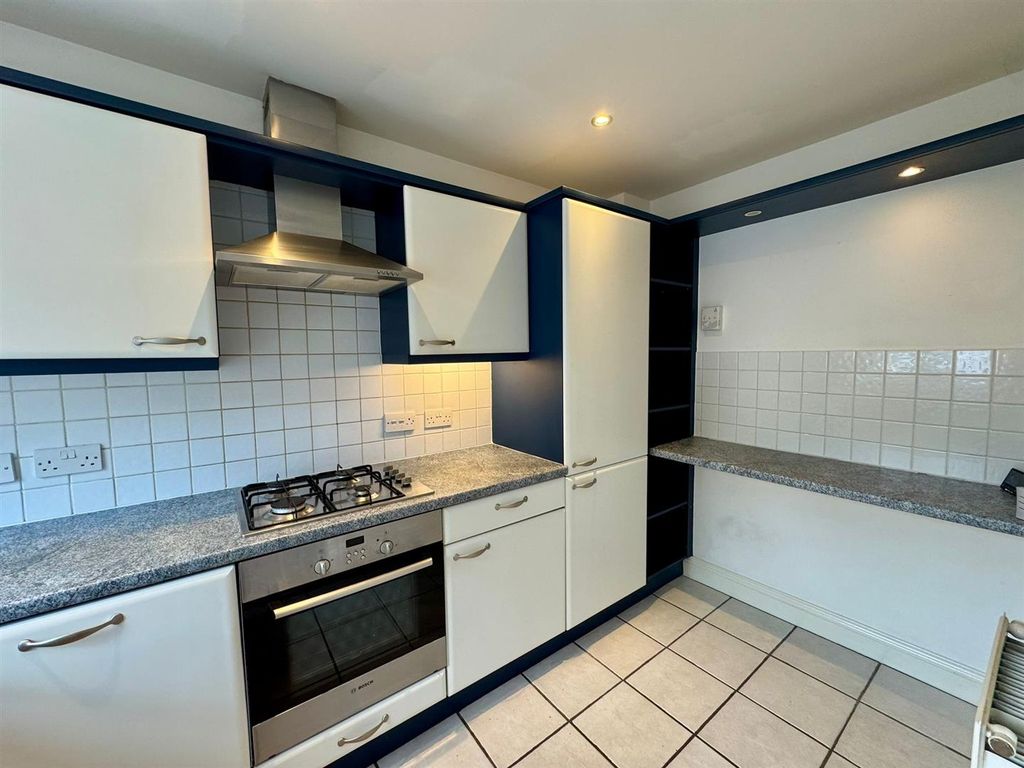 Property photo 3 of 19 Kitchen