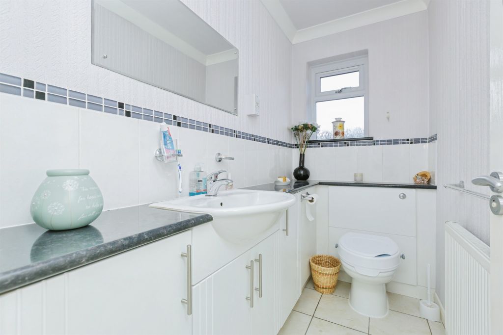 Property photo 3 of 18 Cloakroom