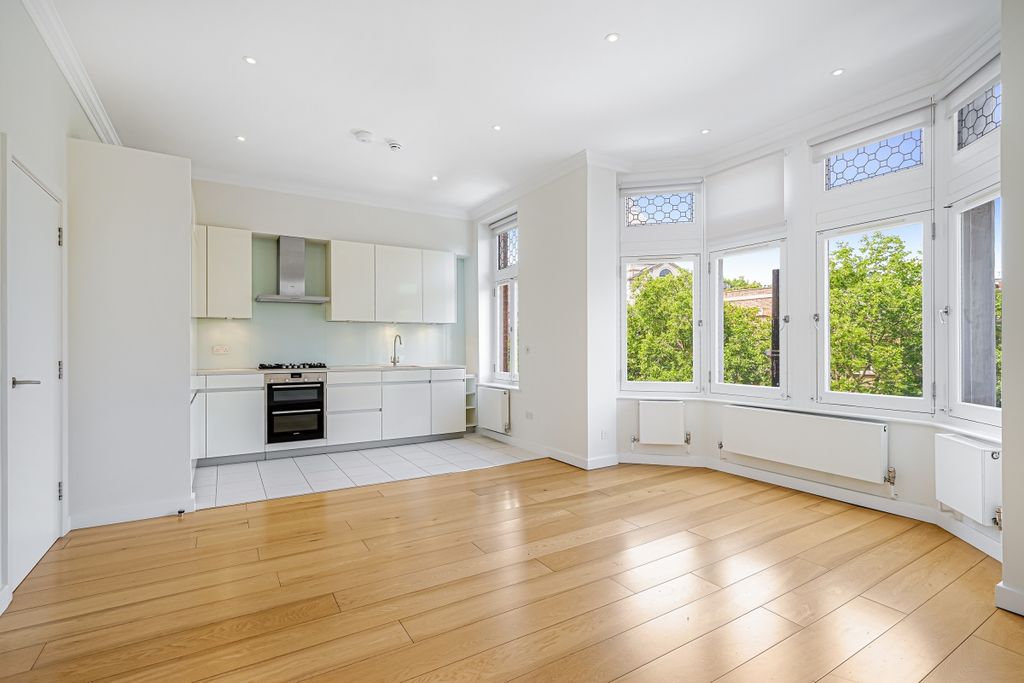Property photo 1 of 16 Flat 4 221 Brompt...