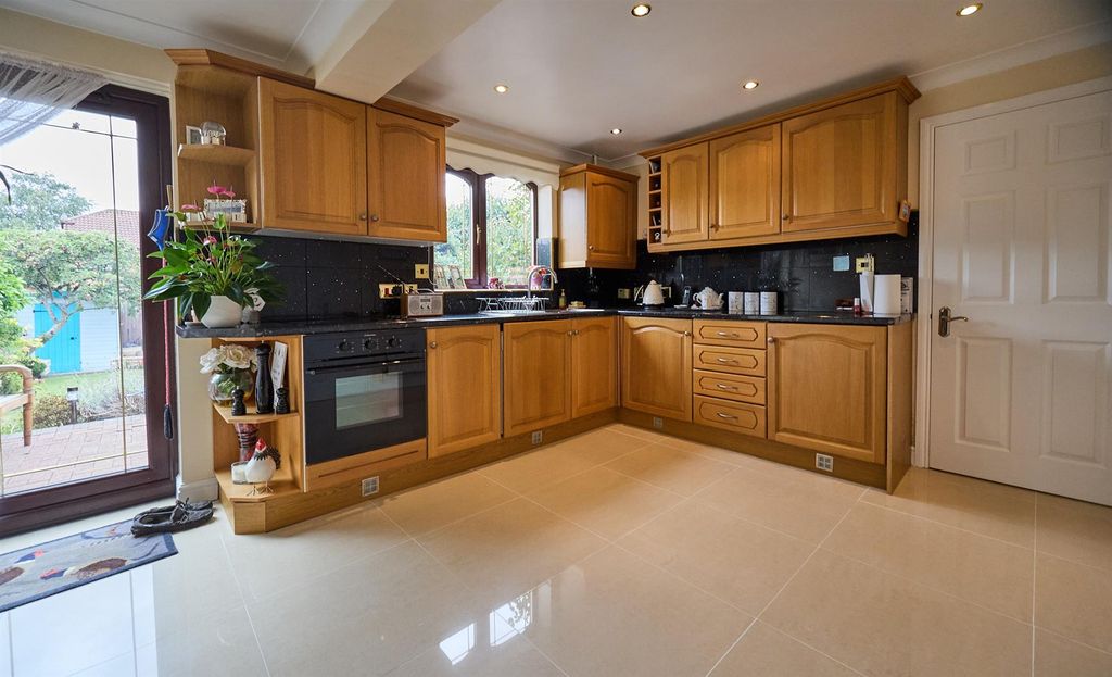 Property photo 2 of 15 Shrewsbury Close Bw 10.Jpg