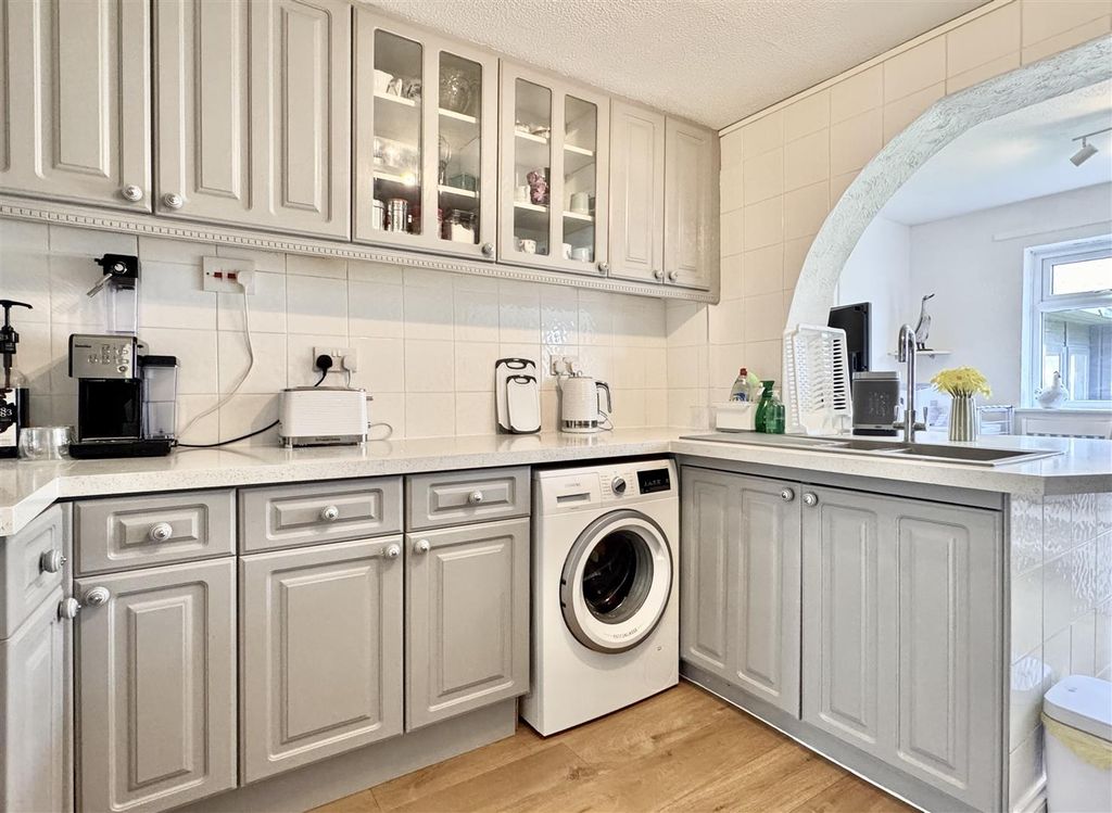 Property photo 3 of 28 Tempimagegycuxv.Jpg