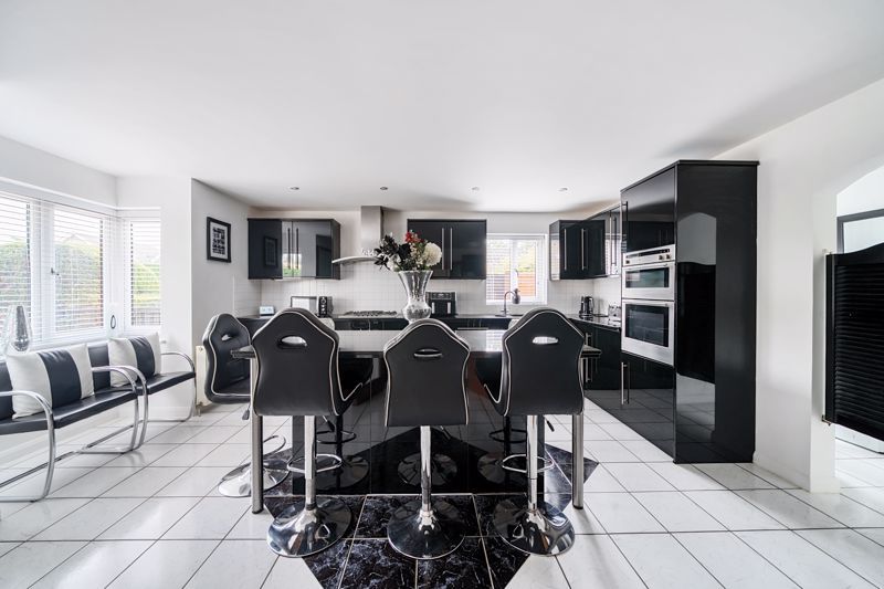 Property photo 2 of 23 Kitchen/Breakfast Room