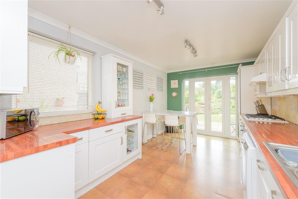 Property photo 3 of 9 Kitchen