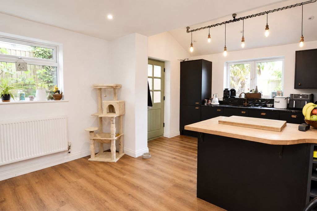 Property photo 3 of 11 c87Ead99-1Fa8-49dc-97E8-4980ce0B0Fd4