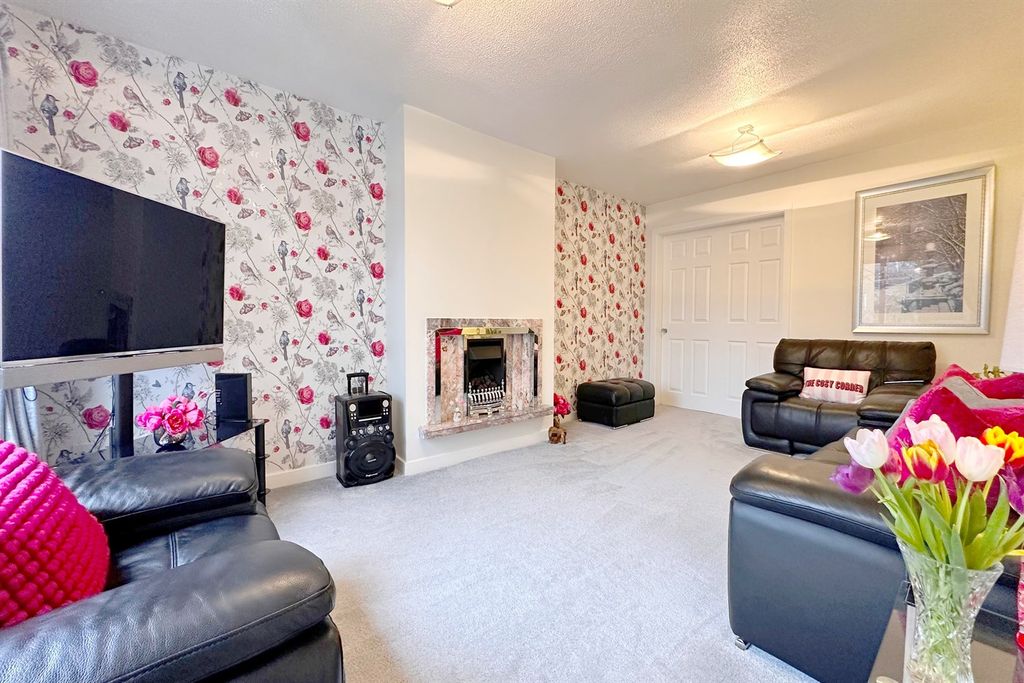 Property photo 2 of 28 Lounge