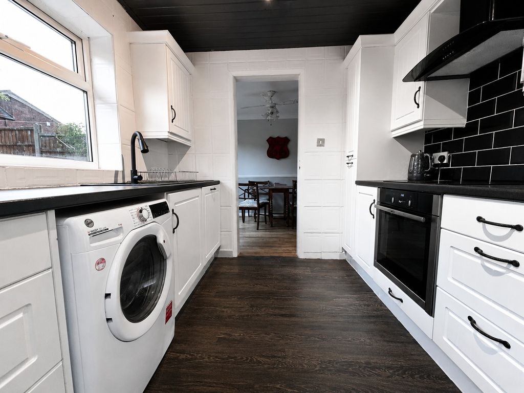 Property photo 3 of 11 Kitchen