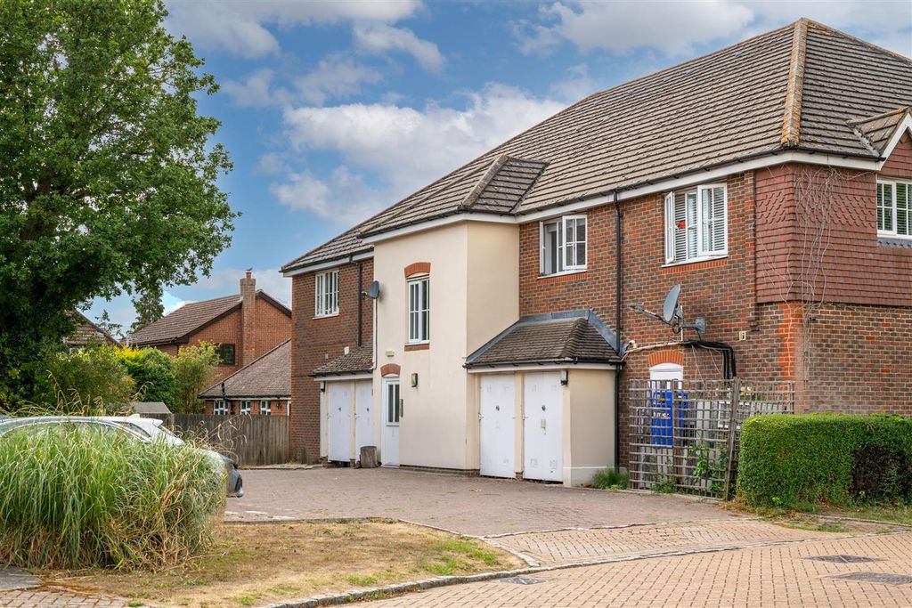 Property photo 2 of 8 26 Priestlands Externals-7.Jpg