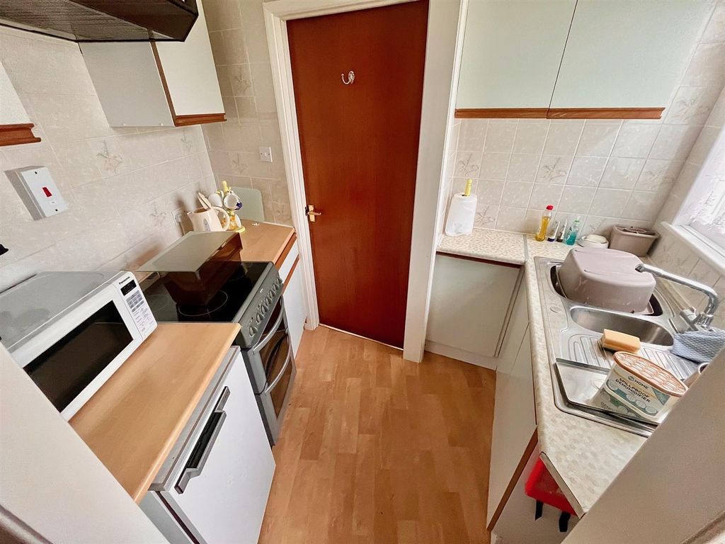 Property photo 3 of 7 Kitchenette