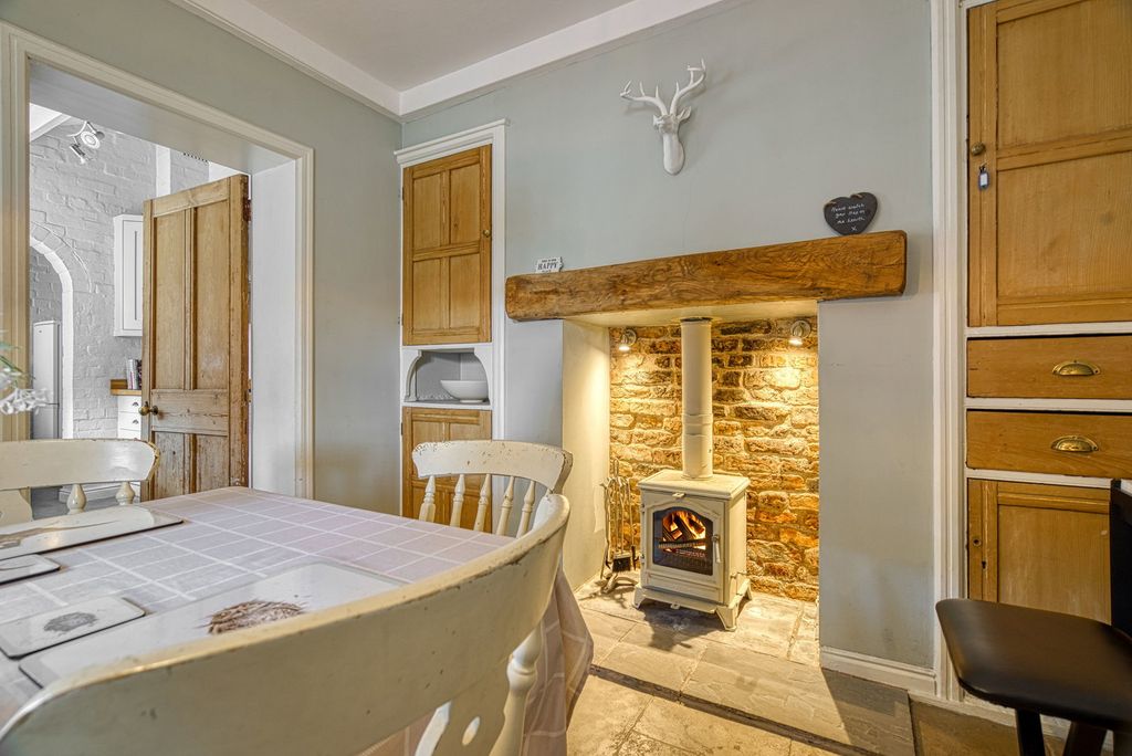 Property photo 2 of 31