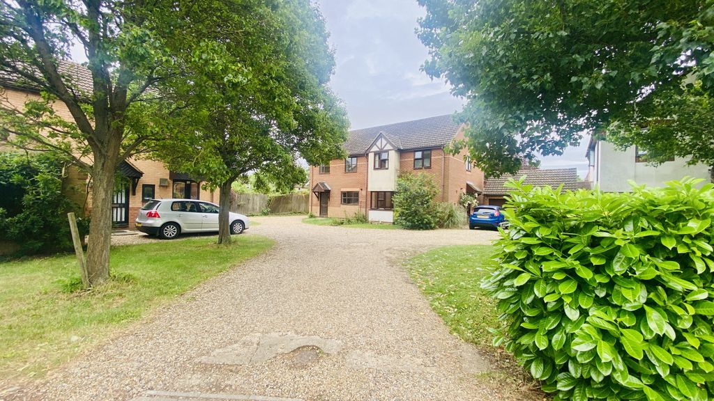 Property photo 1 of 11 4 Bedroom House, Hopkins Close, Cb4