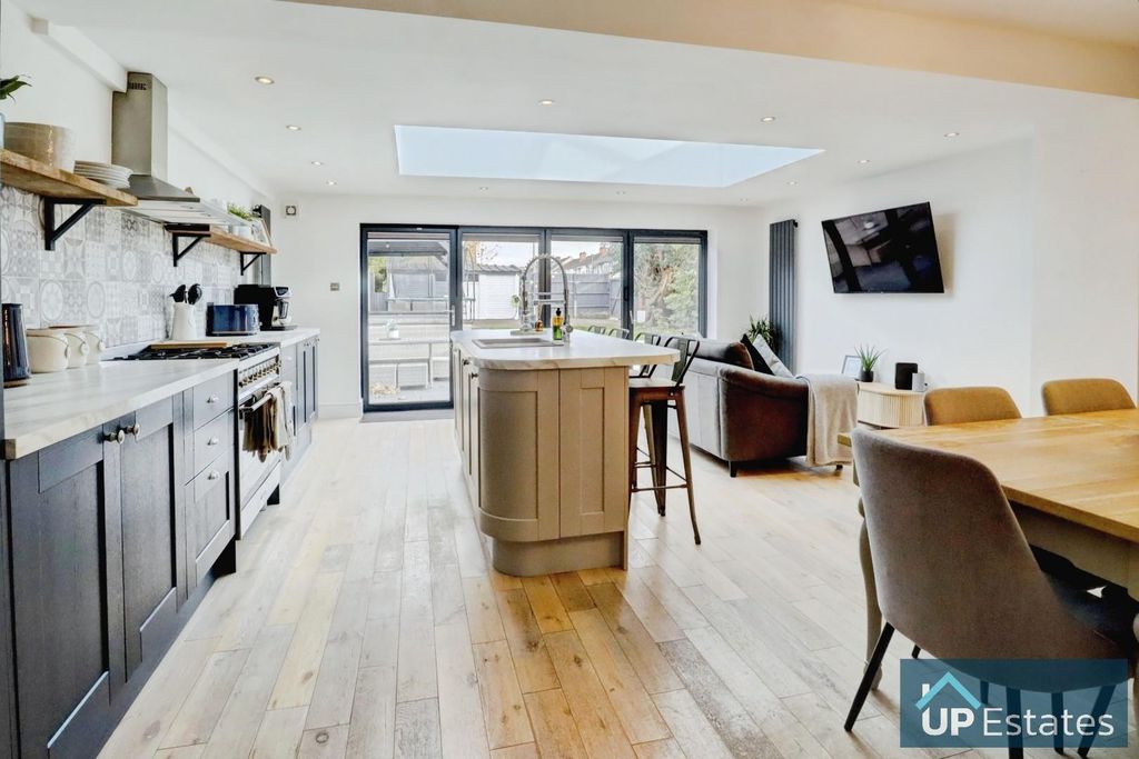 Property photo 3 of 23 Kitchen/ Dining Room