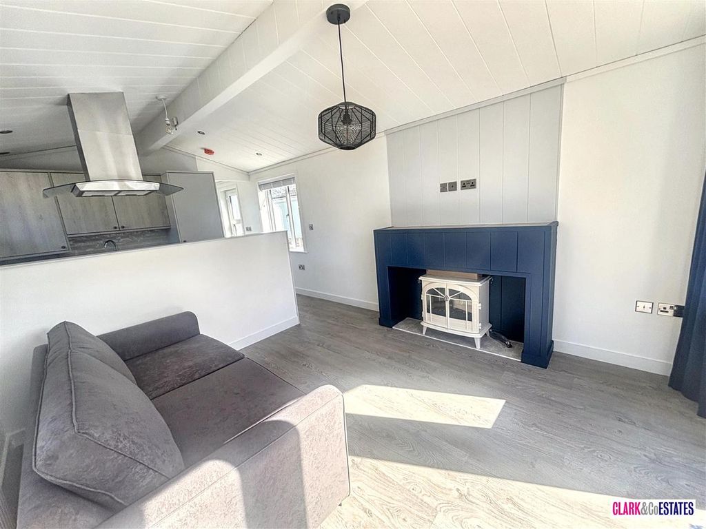 Property photo 3 of 8 Lounge