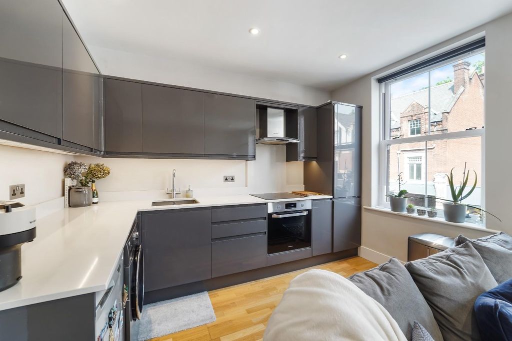 Property photo 2 of 13 Upper High Street