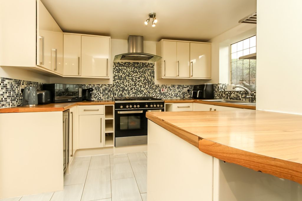 Property photo 3 of 9 Kitchen