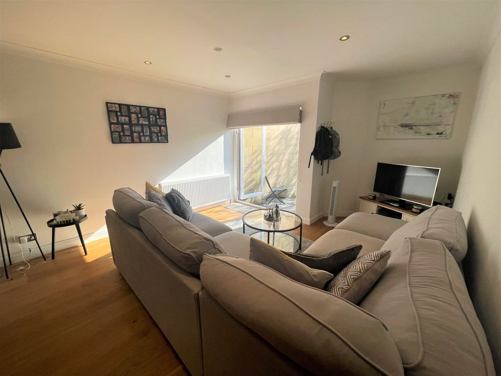 Property photo 2 of 8 Lounge
