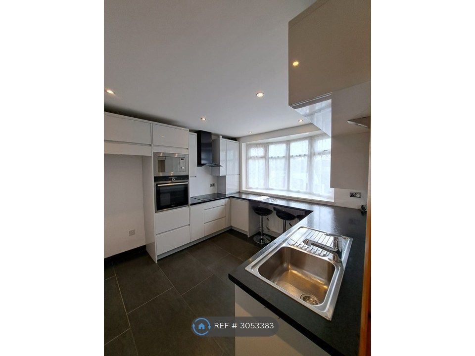 Property photo 3 of 11 Kitchen