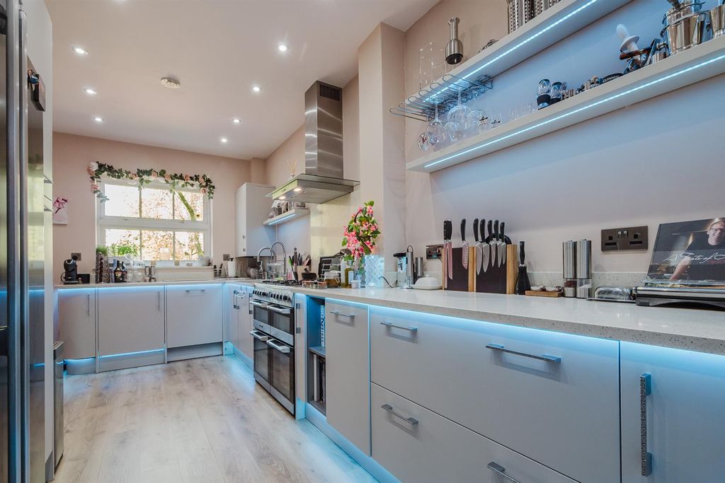Property photo 3 of 32 Dining Kitchen
