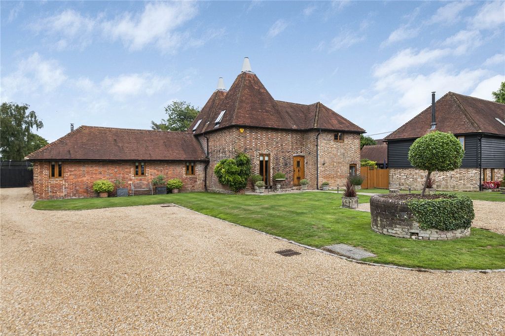 Property photo 1 of 26 Front Garden