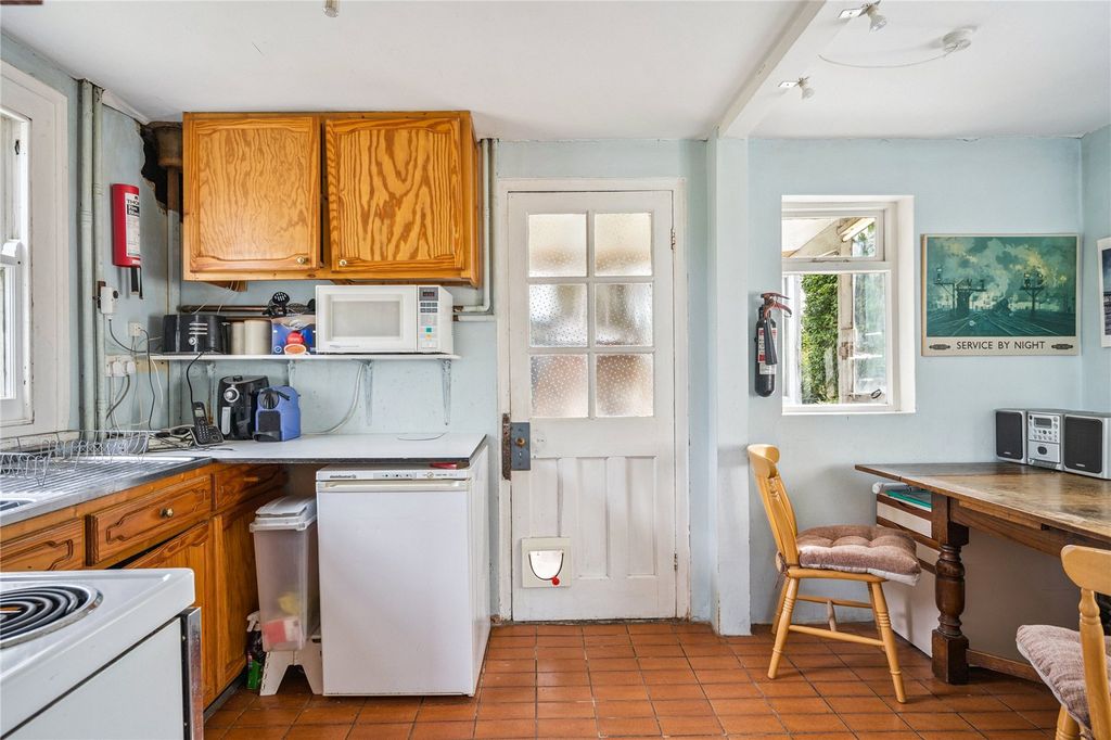 Property photo 3 of 10 Kitchen