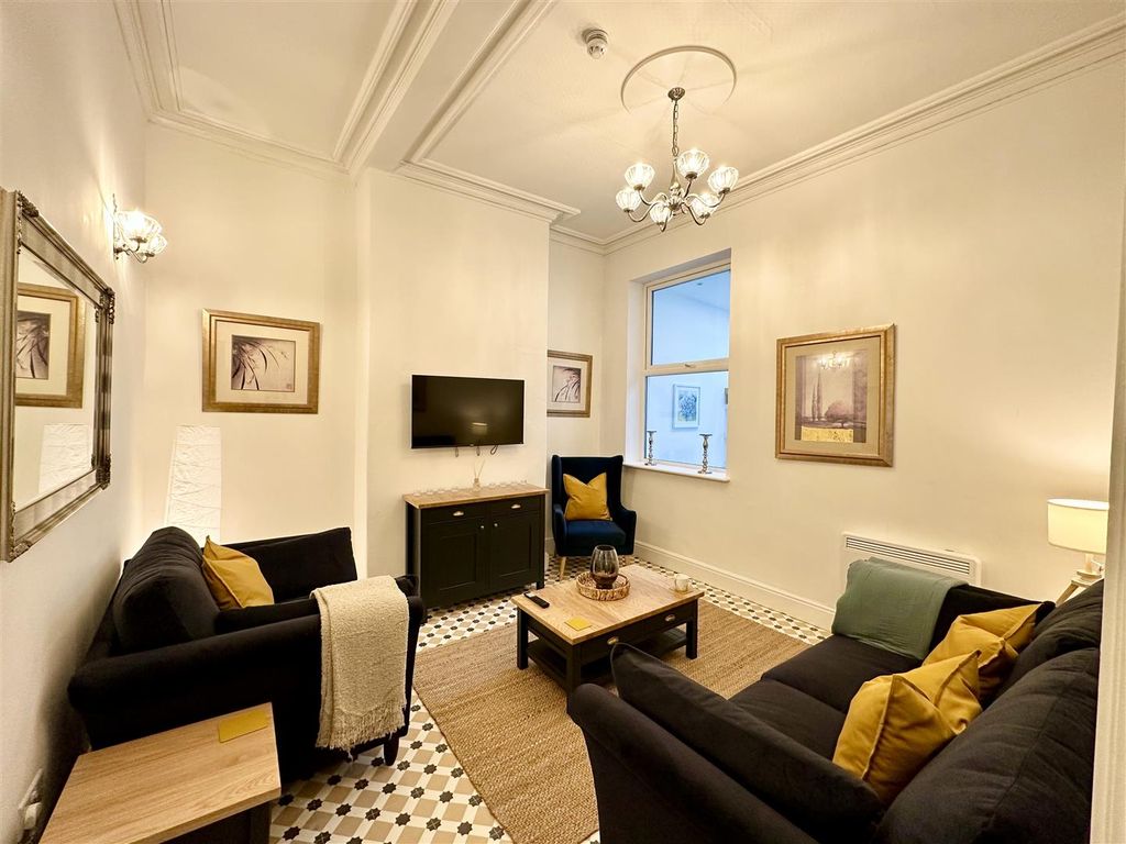 Property photo 2 of 20 Communal Living Area