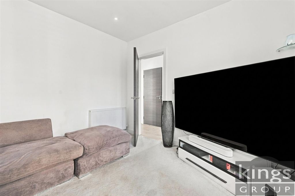 Property photo 3 of 19 Lounge