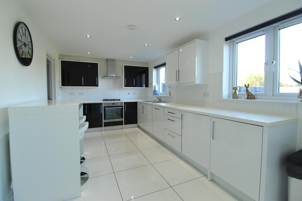 Property photo 2 of 16 Dining Kitchen