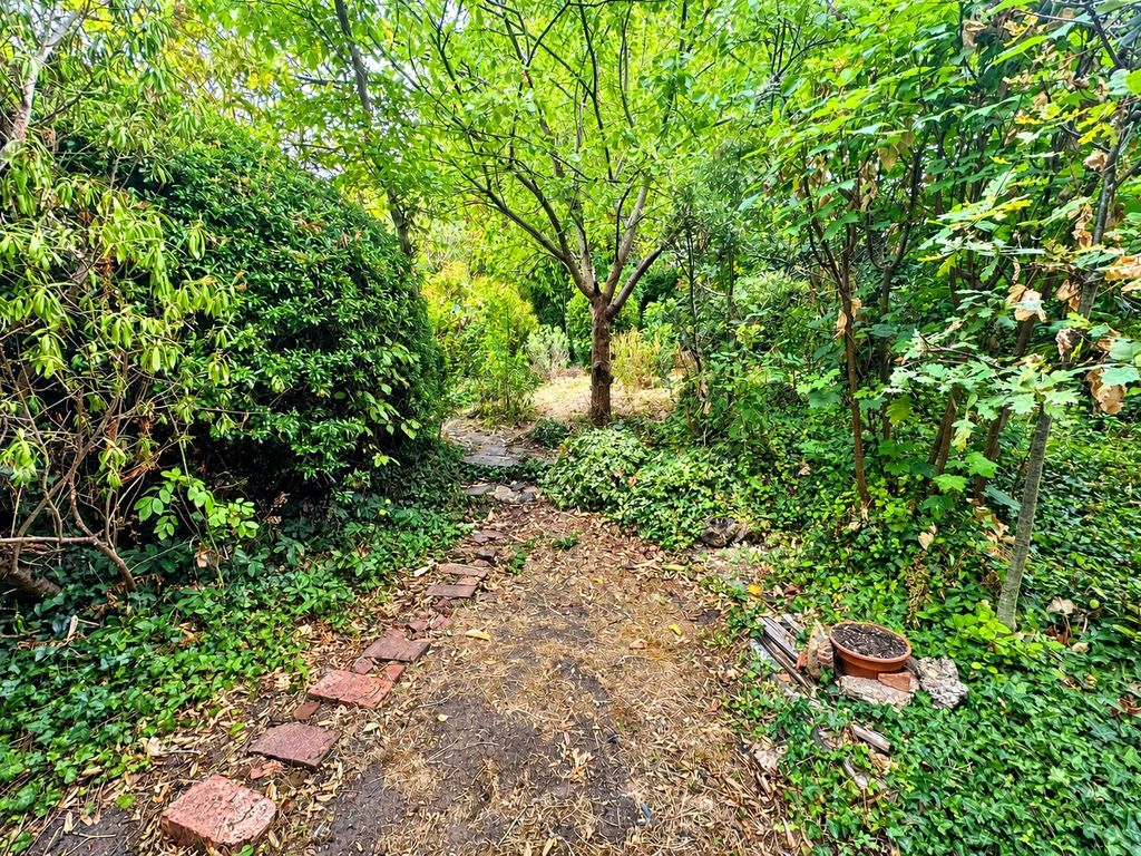 Property photo 2 of 7 Picture No. 12