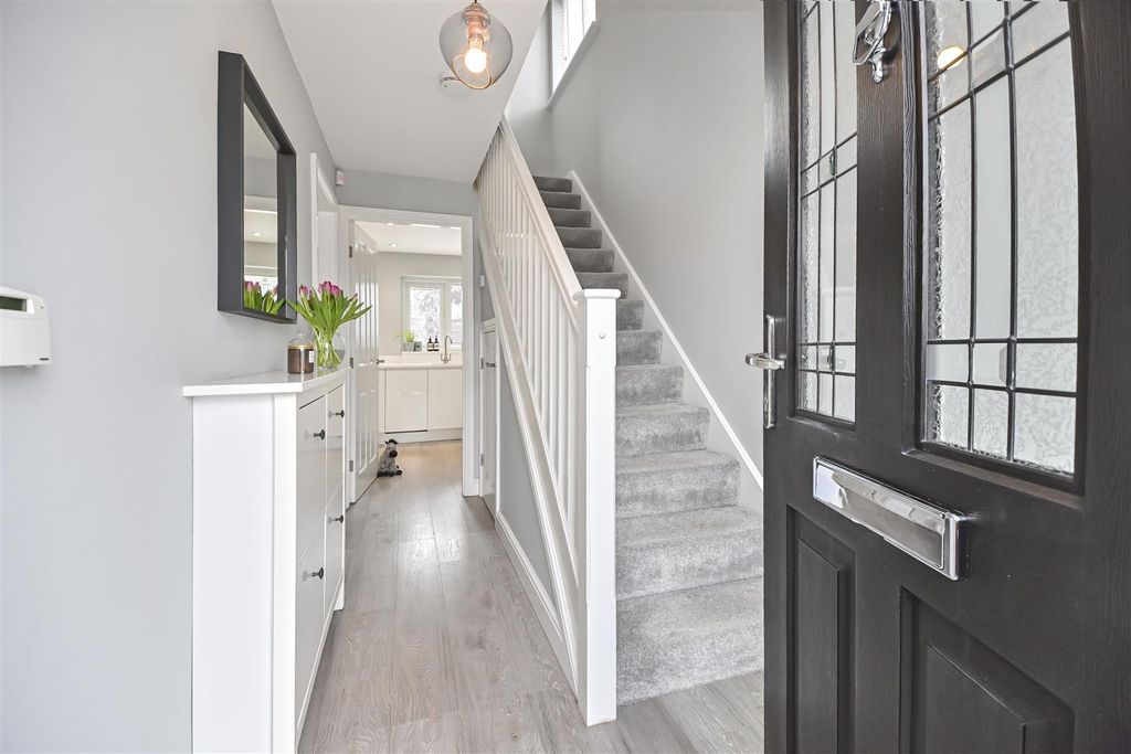 Property photo 2 of 34 7 Sevenoaks Entrance Hall (1).Jpg