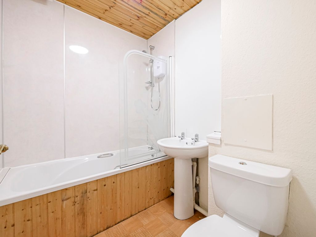 Property photo 2 of 9 Bathroom