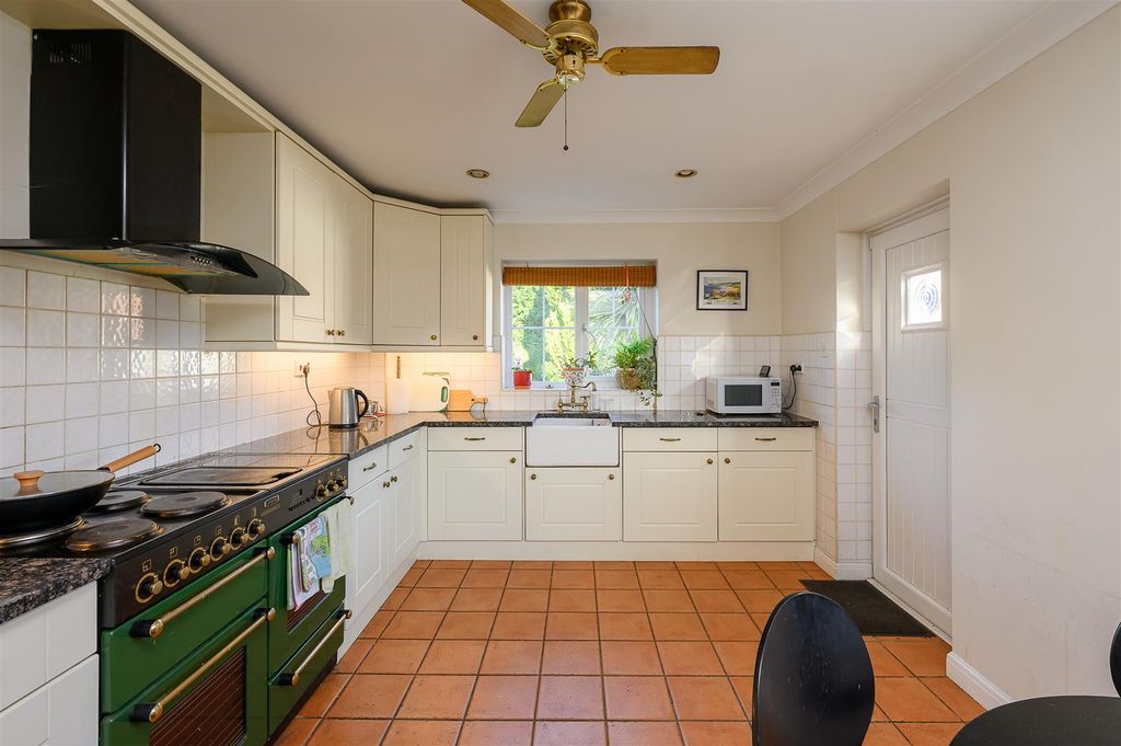 Property photo 3 of 22 Kitchen