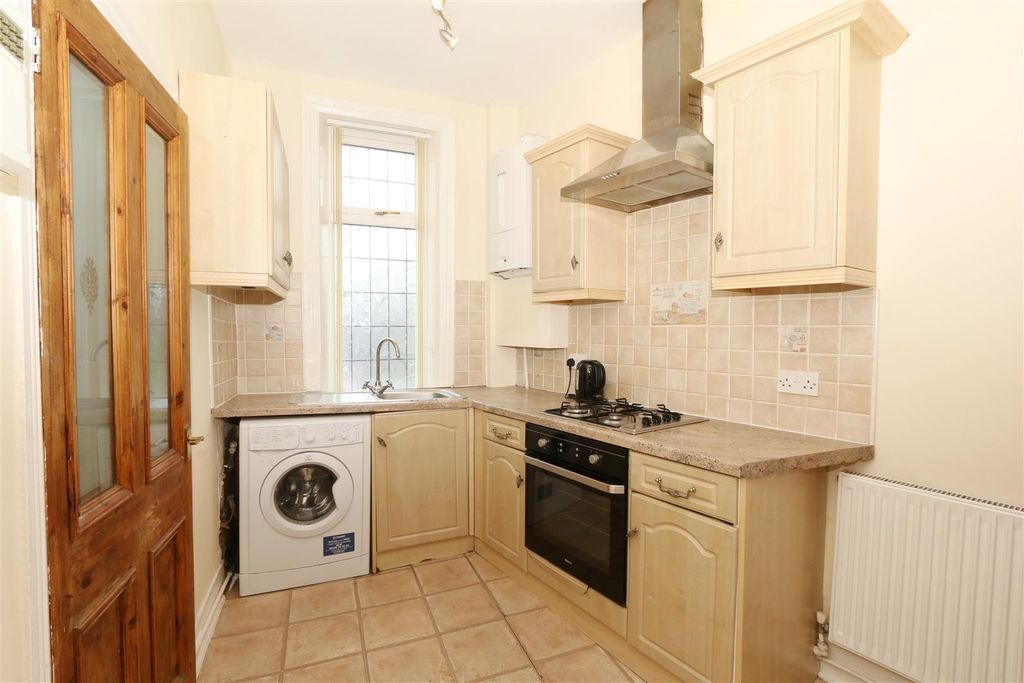 Property photo 3 of 11 Kitchen