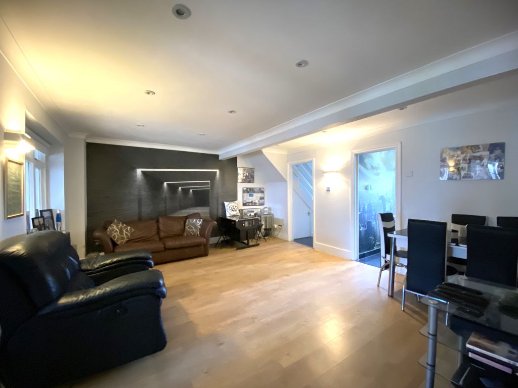 Property photo 3 of 14 Lounge