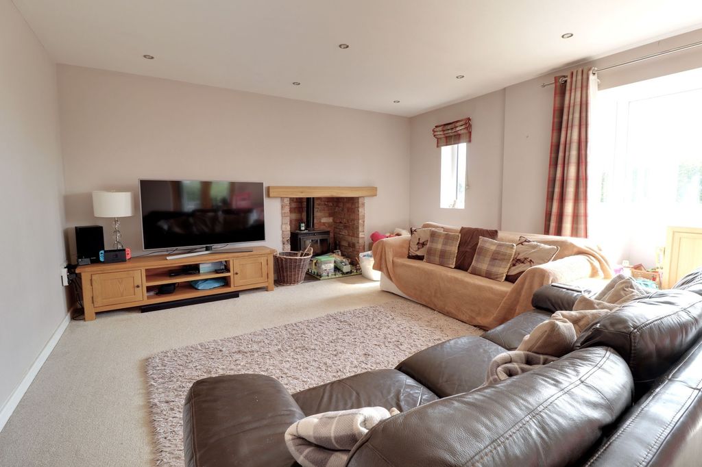 Property photo 3 of 33