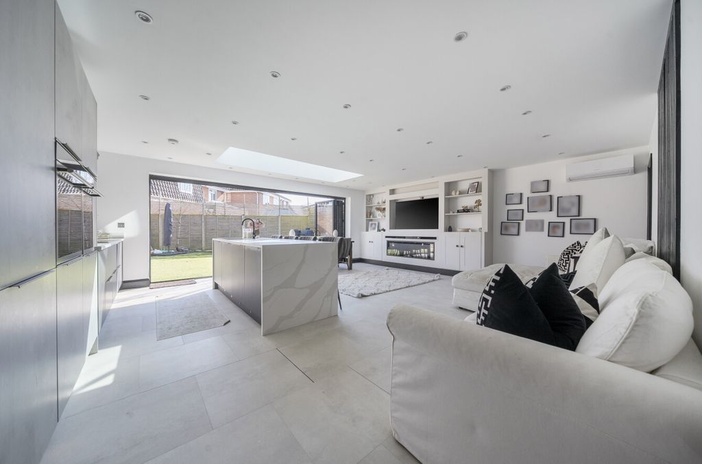 Property photo 3 of 27 1424120-8-69Bc2E6...