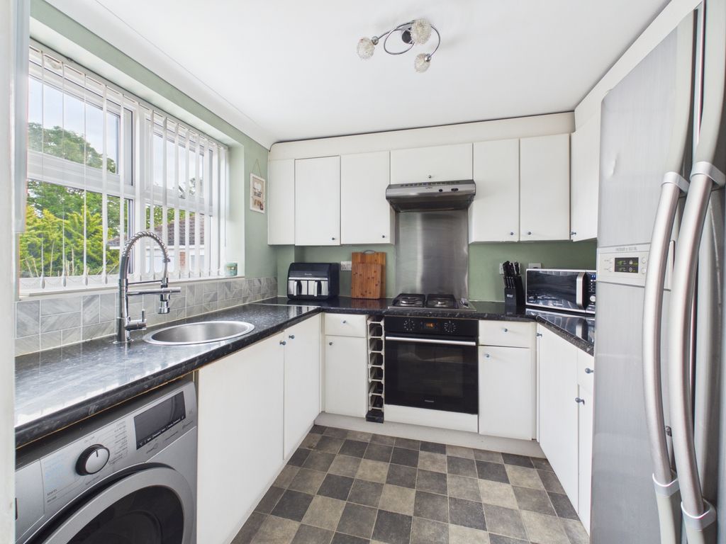 Property photo 2 of 10 Kitchen