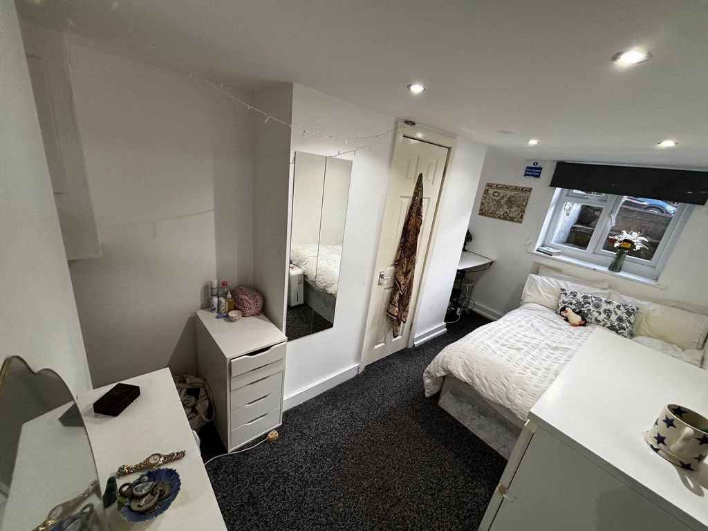 Property photo 3 of 8 Bright, Neatly Presented Single Bedroom With A Com...