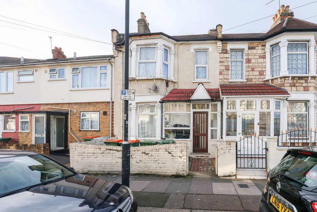 Property photo 1 of 25 108 Little Ilford Lane, London, Ilford, E12 5Pn