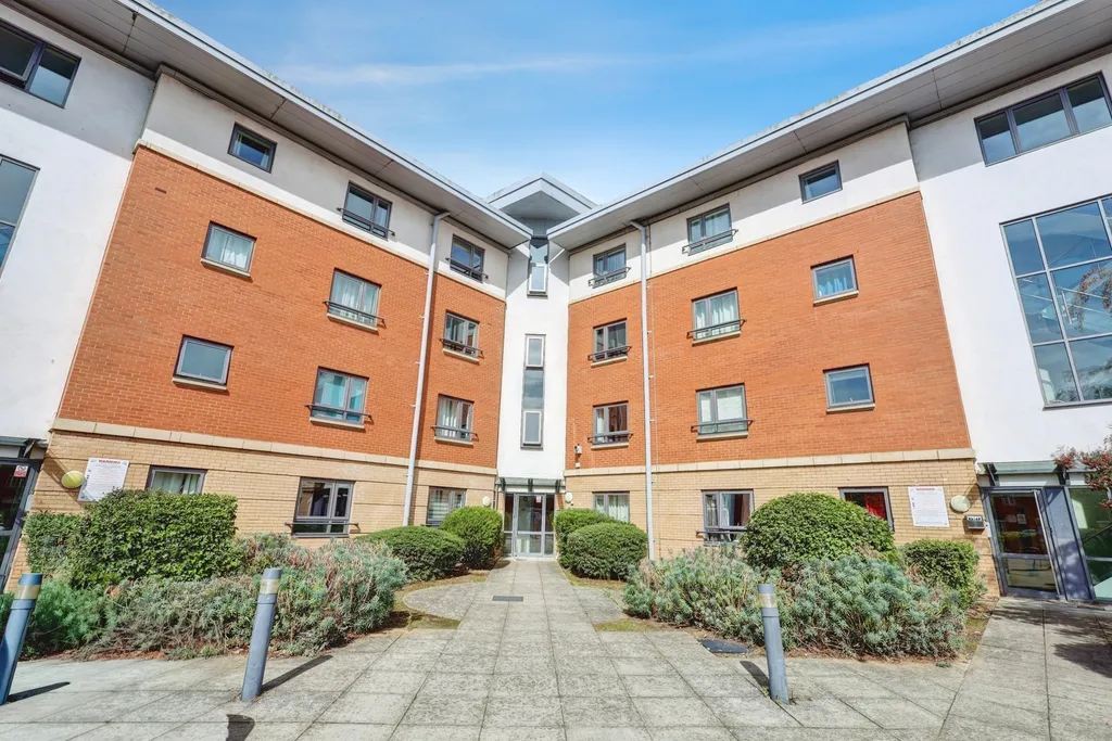 Apartment in Northamptonshire NN4, Far Cotton and Delapre - View 3