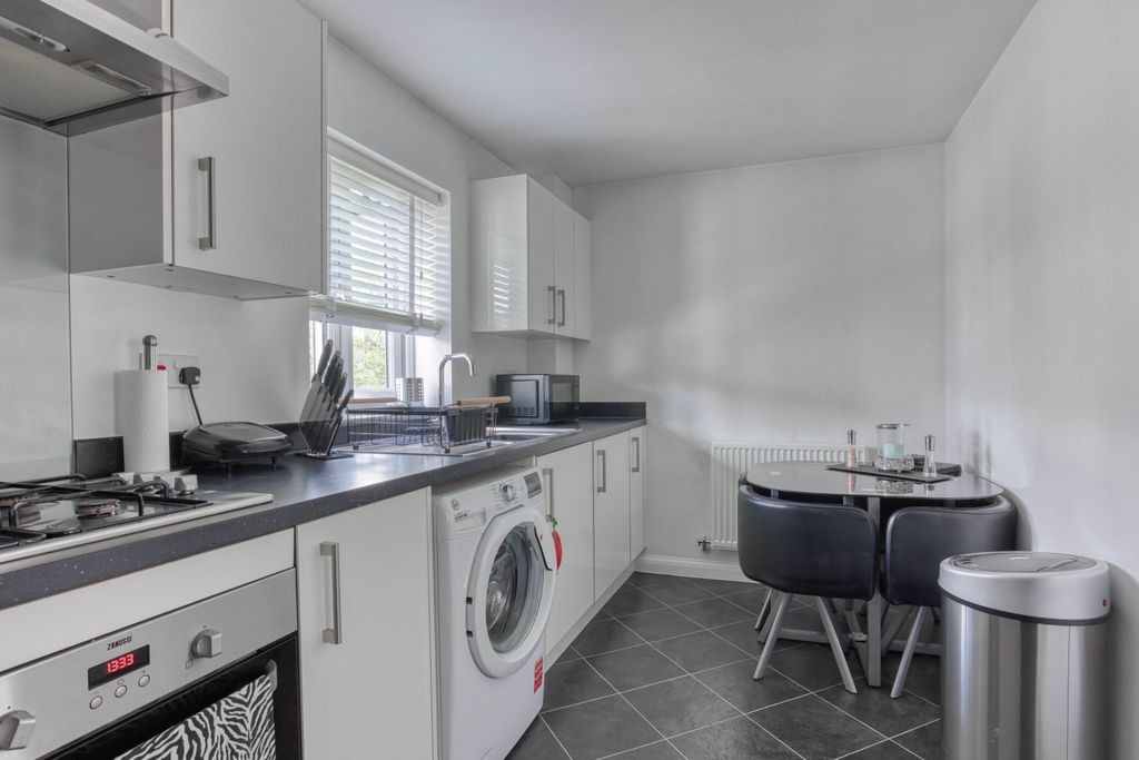 Property photo 2 of 16 Ewemove Taunton - Mill House Road (11)