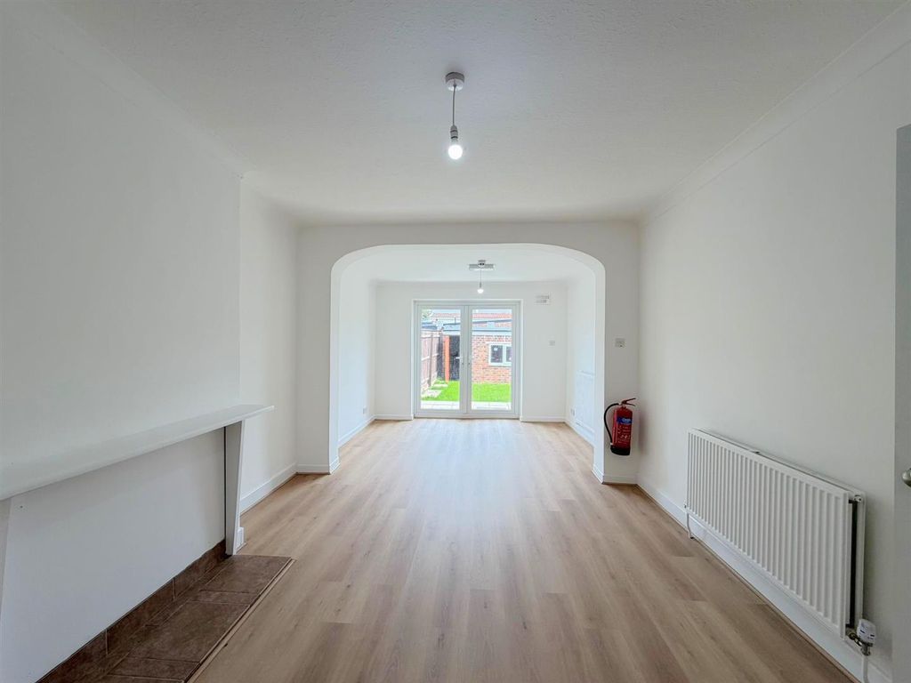 Property photo 3 of 22 Through Lounge