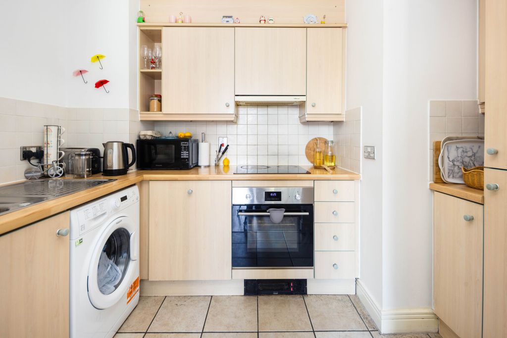 Property photo 3 of 11 Kitchen