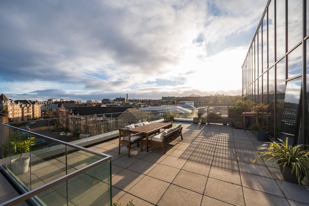 Property photo 2 of 20 Private Roof Terrace