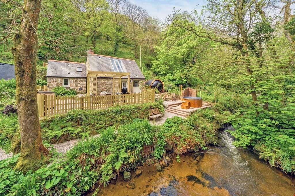 Property photo 1 of 11 ce4B2Ffb-0804-41B2-Bba7-B1c046ee682F